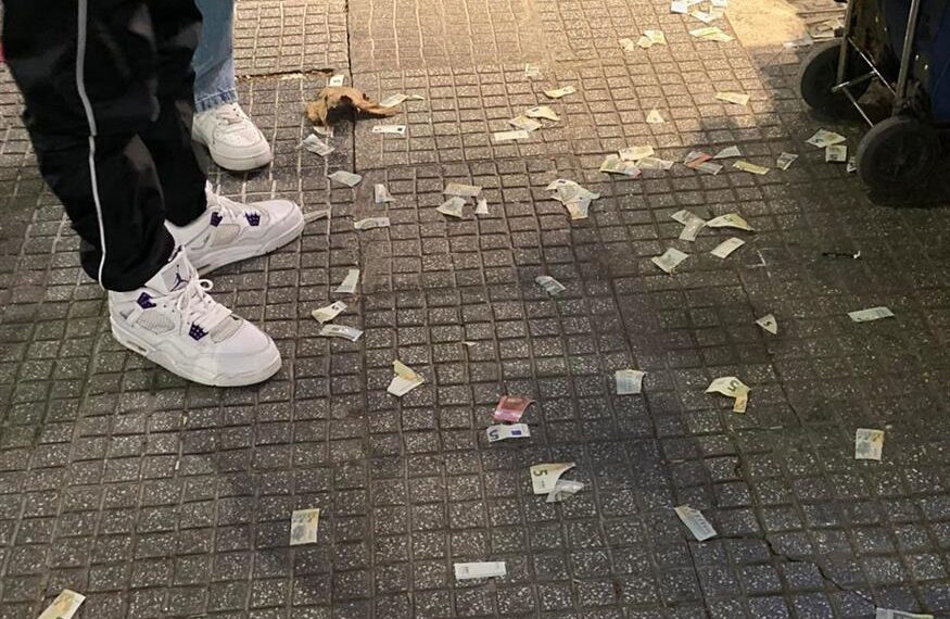 Θεσσαλονίκη: Έβγαλε από την τσέπη του χαρτονομίσματα, τα έσκισε και τα σκόρπισε στην Τσιμισκή