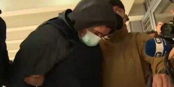 Θεσσαλονίκη: Στον εισαγγελέα με αποδοκιμασίες ο 23χρονος για τη δολοφονία του 19χρονου Άλκη
