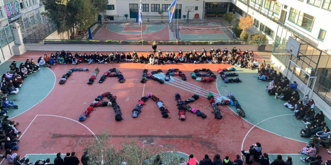 Θεσσαλονίκη: Ρίγη συγκίνησης σε σχολείο – Σχημάτισαν με τσάντες το “για κάθε Άλκη” (Εικόνα)