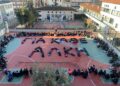 Θεσσαλονίκη: Ρίγη συγκίνησης σε σχολείο – Σχημάτισαν με τσάντες το “για κάθε Άλκη” (Εικόνα)