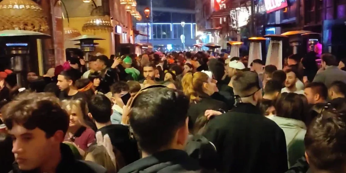 «Βούλιαξαν» τα Λαδάδικα – Γέμισαν οι ταβέρνες και τα μπαρ