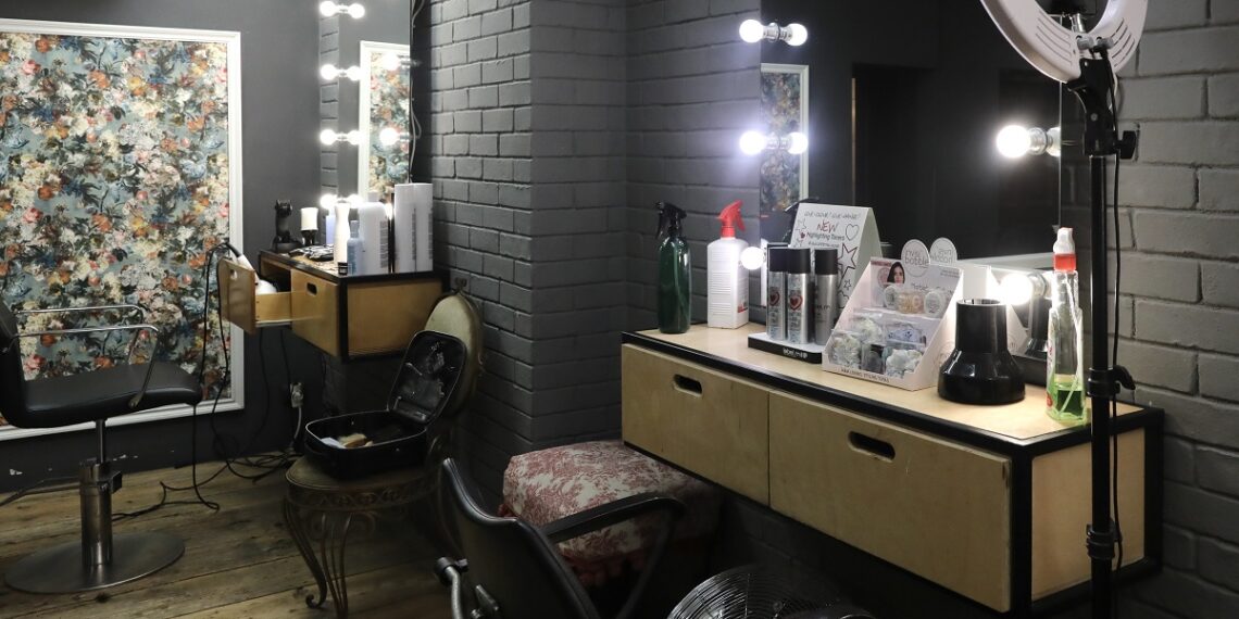 “Μπούκαραν” σε κομμωτήριο και πήραν ακριβά σαμπουάν και αμπούλες τριχόπτωσης στη Καλαμαριά