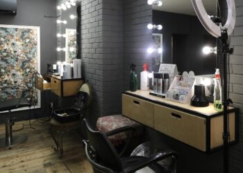 “Μπούκαραν” σε κομμωτήριο και πήραν ακριβά σαμπουάν και αμπούλες τριχόπτωσης στη Καλαμαριά