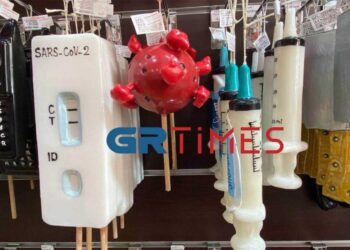 Πάσχα: Λαμπάδες rapid test και «Squid Game» σε μαγαζί της Θεσσαλονίκης