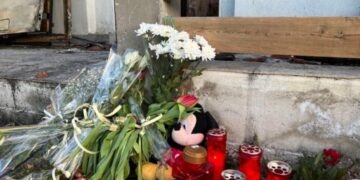 Φωτιά στη Θεσσαλονίκη: Το σπαρακτικό αντίο στην 31χρονη και τα 2 παιδάκια