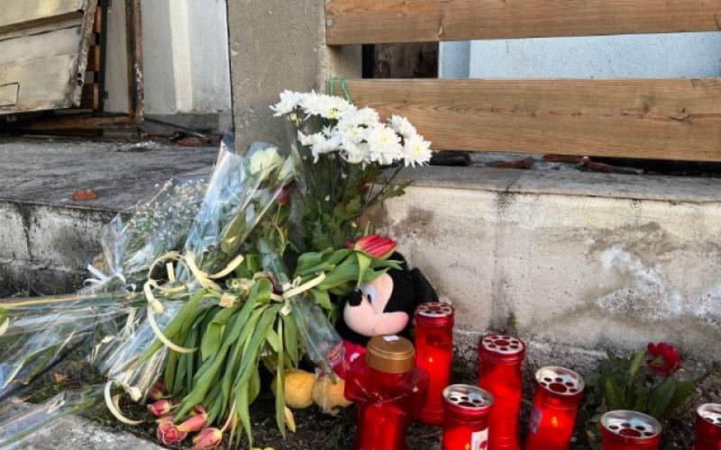 Φωτιά στη Θεσσαλονίκη: Το σπαρακτικό αντίο στην 31χρονη και τα 2 παιδάκια