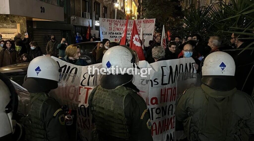 Θεσσαλονίκη: Στο Προξενείο της Ρωσίας οι αντιπολεμικές πορείες (video)