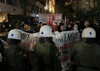 Θεσσαλονίκη: Στο Προξενείο της Ρωσίας οι αντιπολεμικές πορείες (video)