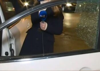 Θεσσαλονίκη: Έσπασαν το τζάμι αυτοκινήτου του ΑΝΤ1 την ώρα της ζωντανής σύνδεσης για να κλέψουν τσάντα (Βίντεο)