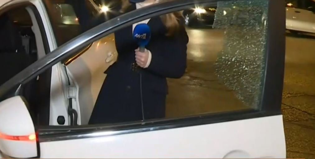 Θεσσαλονίκη: Έσπασαν το τζάμι αυτοκινήτου του ΑΝΤ1 την ώρα της ζωντανής σύνδεσης για να κλέψουν τσάντα (Βίντεο)
