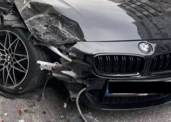 Θεσσαλονίκη: Σμπαράλια η πανάκριβη BMW σε τροχαίο στην Τσιμισκή – Οι εικόνες από το σημείο