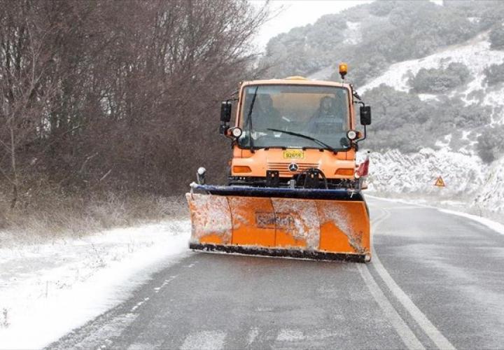 Χιόνια σε περιοχές της Θεσσαλονίκης – Έκλεισαν δύο δρόμοι
