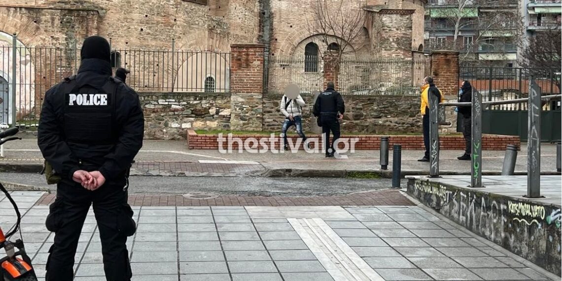 Θεσσαλονίκη: Απειλούσε να αυτοκτονήσει με μαχαίρι στη Ροτόντα – Νωρίτερα μαχαίρωσε άτομο στο χέρι (Βίντεο)