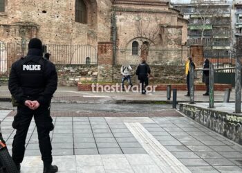 Θεσσαλονίκη: Απειλούσε να αυτοκτονήσει με μαχαίρι στη Ροτόντα – Νωρίτερα μαχαίρωσε άτομο στο χέρι (Βίντεο)
