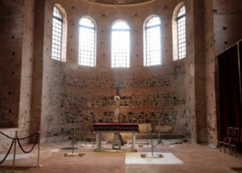 Φοιτητής έσπασε τον σταυρό στη Ροτόντα επειδή είχε χωρίσει