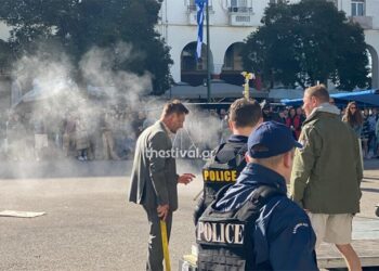 The Bricklayer: «Πυροβολούν» τον Άαρον Έκχαρτ στην πλατεία Αριστοτέλους