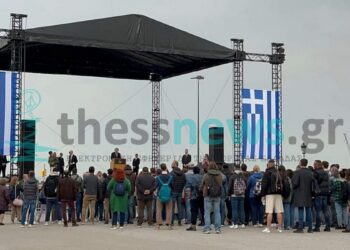 O Άκης Σακελλαρίου στα γυρίσματα του «The Bricklayer» – Σε εξέλιξη πολιτική ομιλία στην Αριστοτέλους (Εικόνες – Βίντεο)