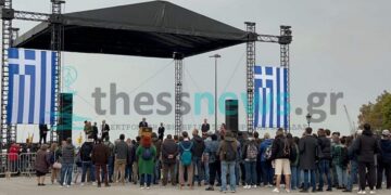O Άκης Σακελλαρίου στα γυρίσματα του «The Bricklayer» – Σε εξέλιξη πολιτική ομιλία στην Αριστοτέλους (Εικόνες – Βίντεο)