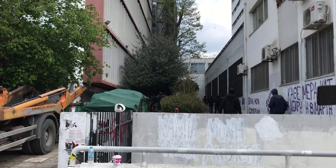 Ένταση μεταξύ αντιεξουσιαστών και αστυνομικών στο ΑΠΘ (Βίντεο)