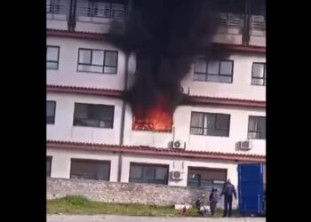 Νέο βίντεο από τη φωτιά στο Παπανικολάου – Ακούγονται εκρήξεις