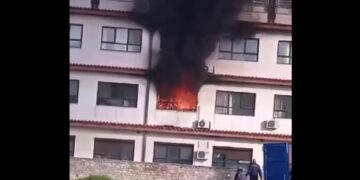 Νέο βίντεο από τη φωτιά στο Παπανικολάου – Ακούγονται εκρήξεις