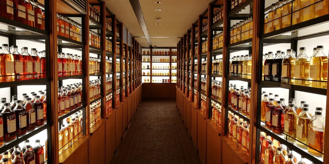 Θεσσαλονίκη: 29χρονος τρύπωσε σε super market και “φόρτωσε” 40 μπουκάλια ουίσκι