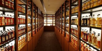 Θεσσαλονίκη: 29χρονος τρύπωσε σε super market και “φόρτωσε” 40 μπουκάλια ουίσκι