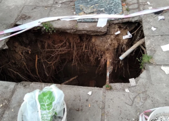 Ηλιούπολη: Υποχώρησαν πλάκες πεζοδρομίου, άνοιξε μεγάλη τρύπα – Εργαζόμενος έπεσε μέσα