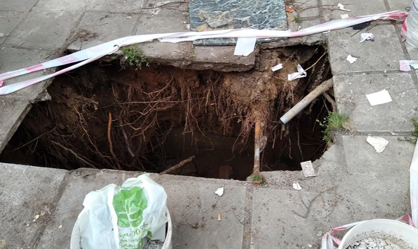 Ηλιούπολη: Υποχώρησαν πλάκες πεζοδρομίου, άνοιξε μεγάλη τρύπα – Εργαζόμενος έπεσε μέσα