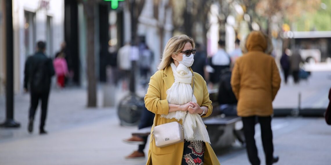 Ξεκινούν σήμερα οι ενδιάμεσες εκπτώσεις – Ανοιχτά την Κυριακή τα εμπορικά καταστήματα