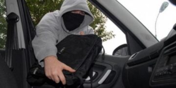 Έκλεψαν χαρτοφύλακα με 35.000 ευρώ από ΙΧ στην Καλαμαριά