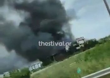 Θεσσαλονίκη: Φωτιά σε εγκαταλελειμμένο εργοστάσιο – Πυκνοί μαύροι καπνοί στο σημείο