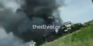 Θεσσαλονίκη: Φωτιά σε εγκαταλελειμμένο εργοστάσιο – Πυκνοί μαύροι καπνοί στο σημείο