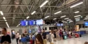 Εγκλωβίστηκαν σε αεροδρόμιο της Ρώμης δεκάδες Θεσσαλονικείς – «Η εταιρεία μάς εμπαίζει», λέει επιβάτης (Βίντεο)