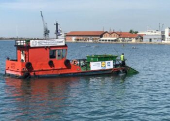 Δύο φορές την εβδομάδα η “Αλκίππη” στον Θερμαϊκό – 200 κιλά σκουπίδια σε κάθε επιχείρηση καθαρισμού