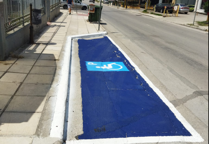 Ξεκίνησαν οι διαγραμμίσεις σε θέσεις στάθμευσης ΑΜΕΑ σε Εύοσμο και Κορδελιό