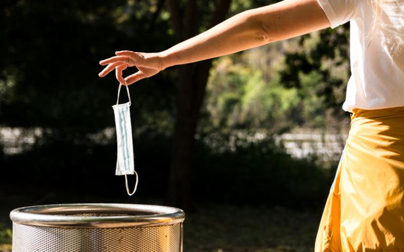 Παρελθόν οι μάσκες και σε εσωτερικούς χώρους – Πού μένουν υποχρεωτικές