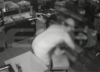 Θεσσαλονίκη: Άδειασαν το ταμείο ζαχαροπλαστείου και φεύγοντας πήραν και…παγωτό! (Βίντεο)