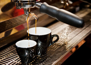 Θεσσαλονίκη: “Καμπάνες” σε μαγαζιά που δεν έκοβαν αποδείξεις και απασχολούσαν προσωπικό εκτός ωραρίου