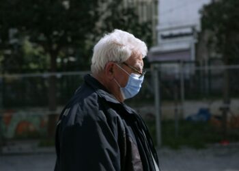 Εξαδάκτυλος: Μπορεί να ξαναγίνουν υποχρεωτικές οι μάσκες