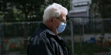 Εξαδάκτυλος: Μπορεί να ξαναγίνουν υποχρεωτικές οι μάσκες