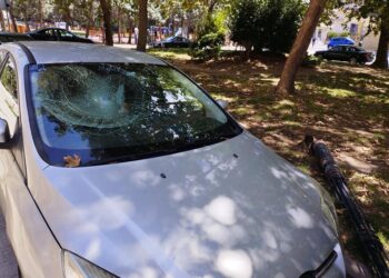 Εύοσμος: Κολώνα φωτισμού έπεσε σε σταθμευμένο Ι.Χ