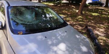 Εύοσμος: Κολώνα φωτισμού έπεσε σε σταθμευμένο Ι.Χ