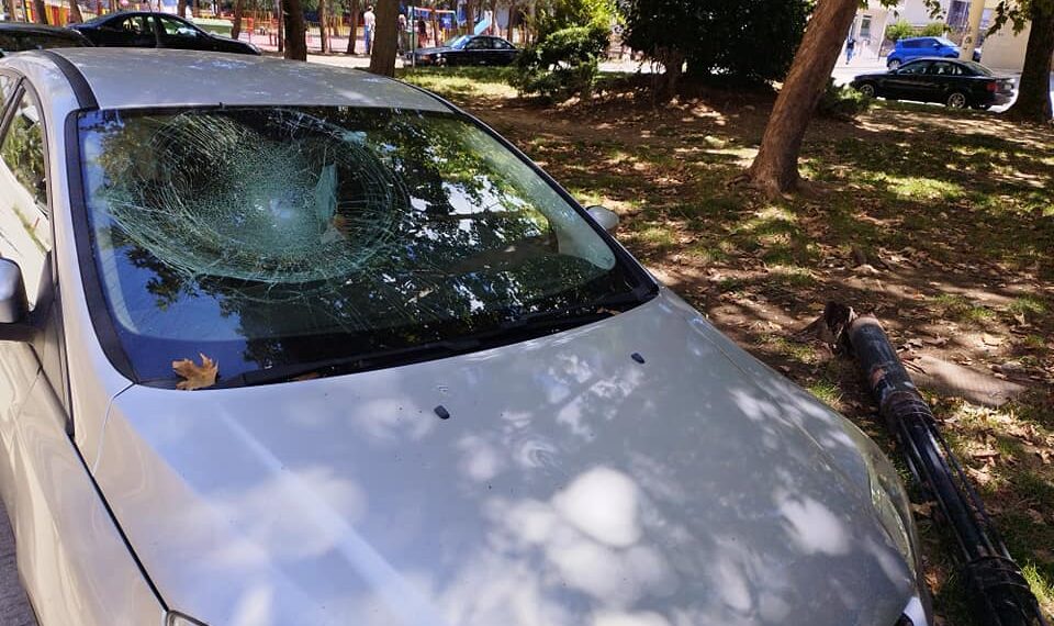 Εύοσμος: Κολώνα φωτισμού έπεσε σε σταθμευμένο Ι.Χ