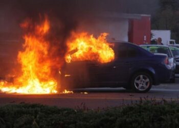 Εύοσμος: Αυτοκίνητο εξερράγη σε πυλωτή – «Ακούσαμε εκρήξεις και τρέξαμε» (Εικόνες & βίντεο)