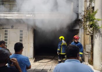 Εύοσμος: Αυτοκίνητο εξερράγη σε πυλωτή – «Ακούσαμε εκρήξεις και τρέξαμε» (Εικόνες & βίντεο)