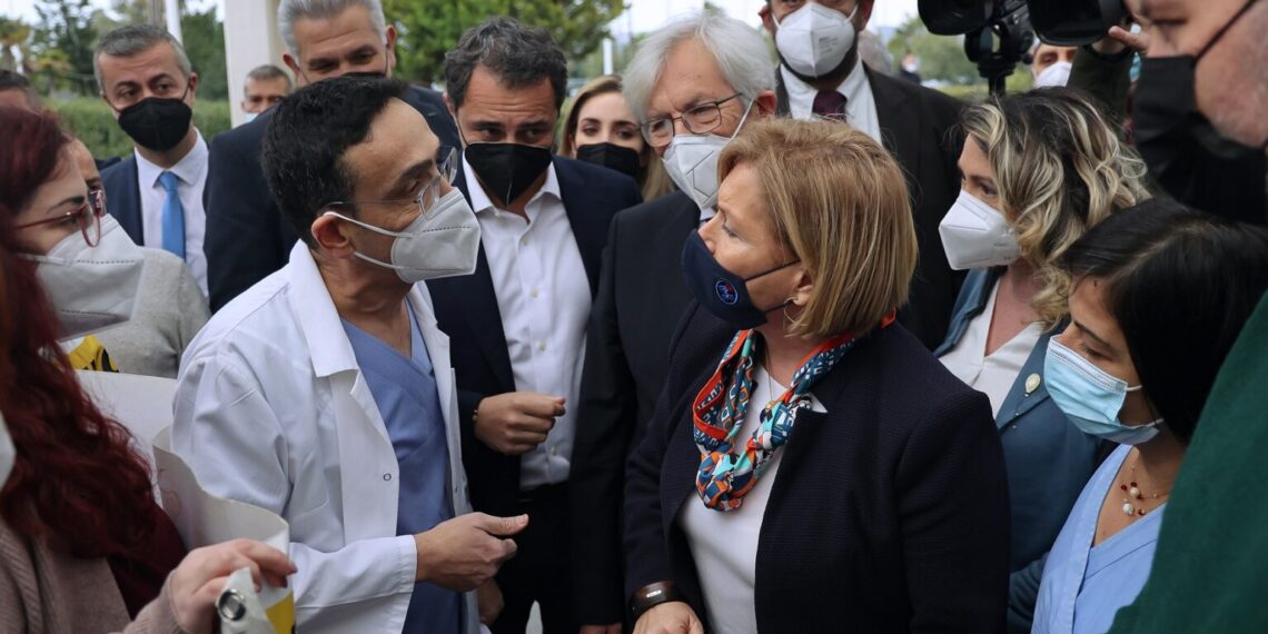 Θεσσαλονίκη: Διαμαρτυρία υγειονομικών με αφορμή την επίσκεψη της Μ. Γκάγκα