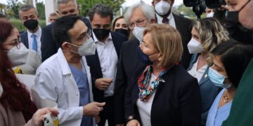 Θεσσαλονίκη: Διαμαρτυρία υγειονομικών με αφορμή την επίσκεψη της Μ. Γκάγκα