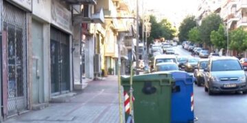 Νεάπολη: Πυροβόλησαν νεαρό στη μέση του δρόμου – Χαροπαλεύει στο Παπαγεωργίου (Βίντεο)