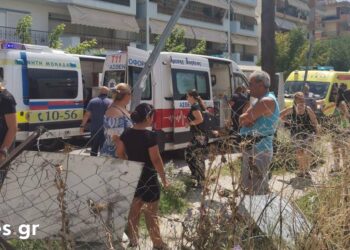 Θεσσαλονίκη: Αυτοκίνητο “καρφώθηκε” σε στάση του ΟΑΣΘ – Τρεις τραυματίες (Εικόνες)